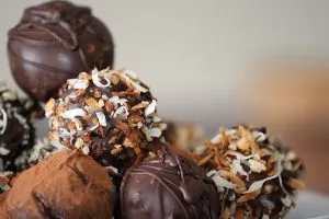 800px Truffles with nuts and chocolate dusting in detail